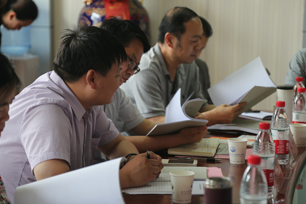 调研小组查阅资料3.JPG 调研小组查阅资料3.JPG