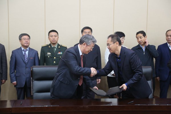 省军转办屈小鹏主任与我校副校长张健签约 2_副本 省军转办屈小鹏主任与我校副校长张健签约 2_副本