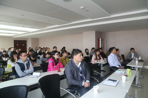 教师和学生认真聆听讲座.JPG 教师和学生认真聆听讲座.JPG