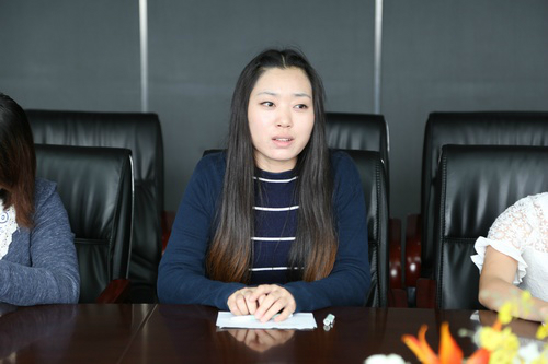 新生代表黄佩发言.JPG 新生代表黄佩发言.JPG