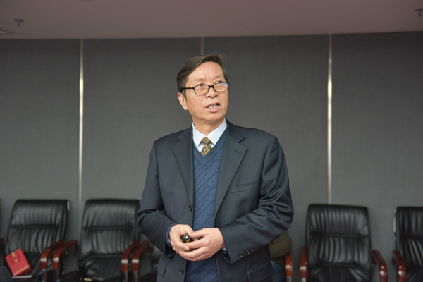继续教育学院副院长、干教基地办公室副主任王明军汇报工作.JPG 继续教育学院副院长、干教基地办公室副主任王明军汇报工作.JPG