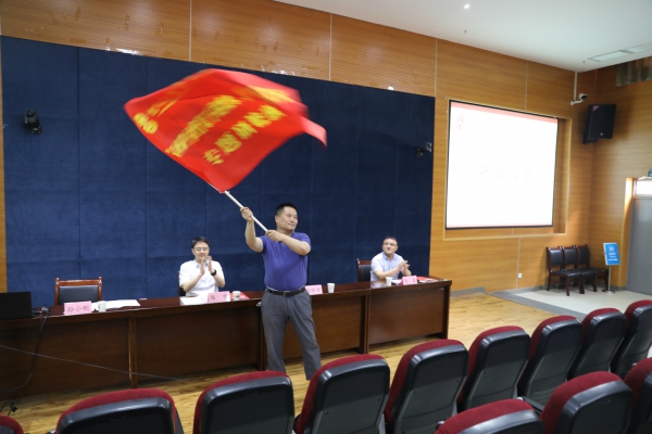 培训班班长姚晓军被授班旗.JPG 培训班班长姚晓军被授班旗.JPG
