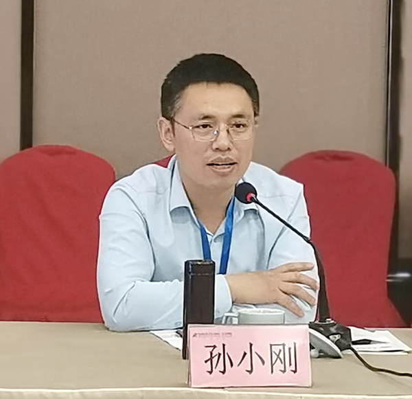 继续教育学院副院长孙小刚主持会议 继续教育学院副院长孙小刚主持会议