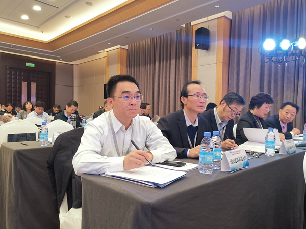 校党委常委、组织部部长邱必震、学院院长姚继涛参会 校党委常委、组织部部长邱必震、学院院长姚继涛参会