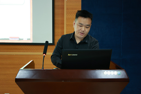 李元元作汇报 李元元作汇报