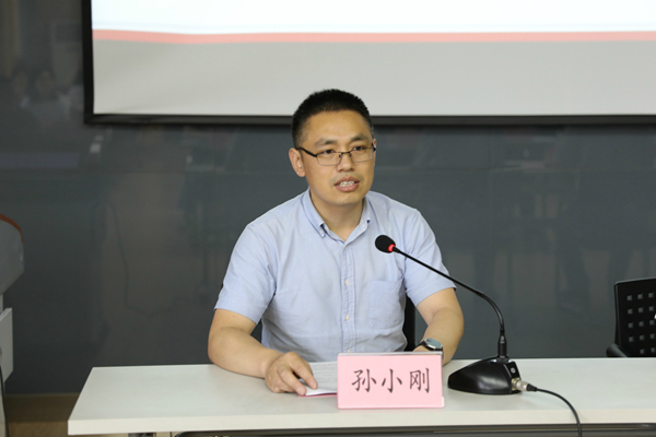 西安建筑科技大学基地办公室副主任、继续教育学院副院长孙小刚主持开班仪式 西安建筑科技大学基地办公室副主任、继续教育学院副院长孙小刚主持开班仪式