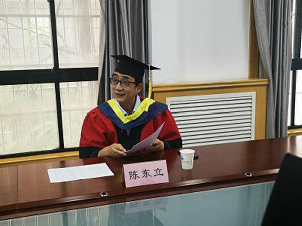主持人陈东立 主持人陈东立