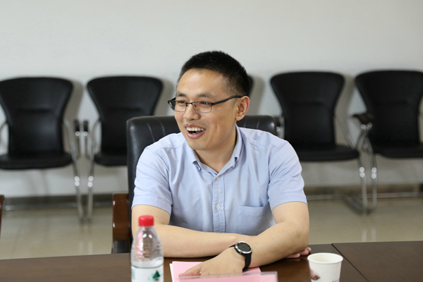 西安建筑科技大学继续教育学院副院长孙小刚主持仪式 西安建筑科技大学继续教育学院副院长孙小刚主持仪式