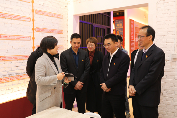 双方参观新城区第四党员生活馆 (2) 双方参观新城区第四党员生活馆 (2)